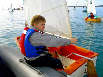 парусный спорт лодка мальчик