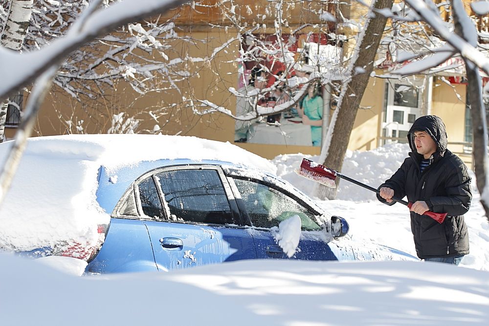 Автомобилист.Чистка машины после снегопада.