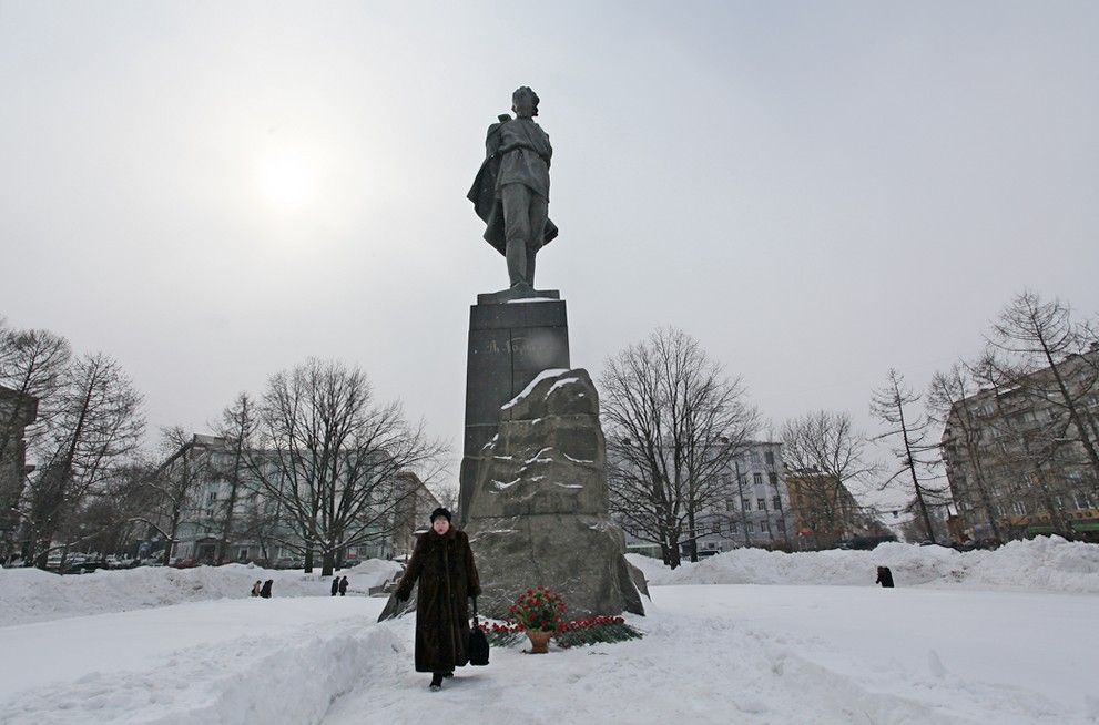 Возложение цветов к памятнику горького.8
