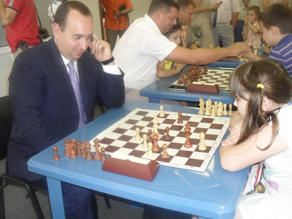 лабуза играет в шахматы.8