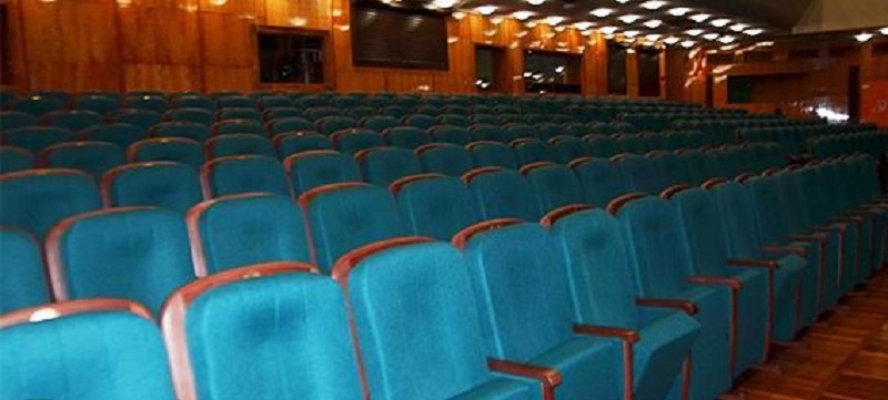 Новые кресла установили в Дзержинском драматическом театре