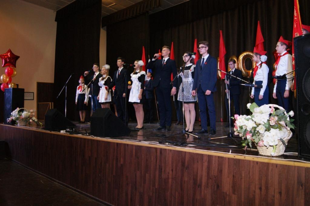 Октябрята, пионеры и комсомольцы вышли на сцену нижегородского музыкального училища