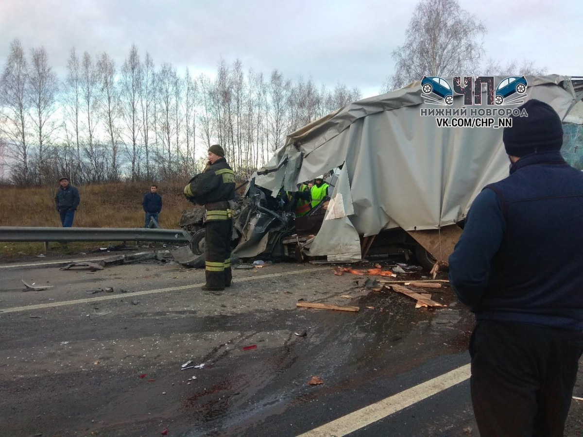 Три грузовых автомобиля столкнулись в Лысковском районе: один человек погиб