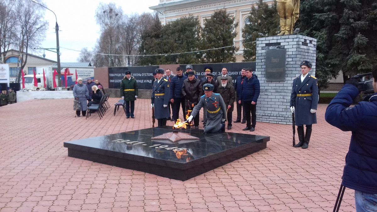 Вечный огонь у мемориала героям ВОВ торжественно зажгли в городе Княгинино