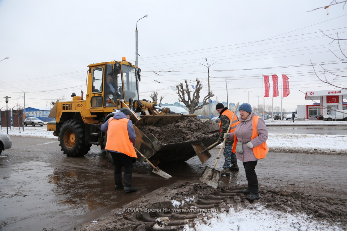 Более 40 единиц спецтехники убирают снег на улицах в Приокском районе