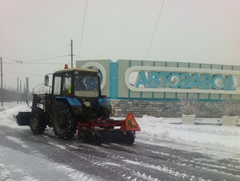 Свыше 160 дорожных рабочих привлечено к уборке дорог Автозаводского района от снега за сутки