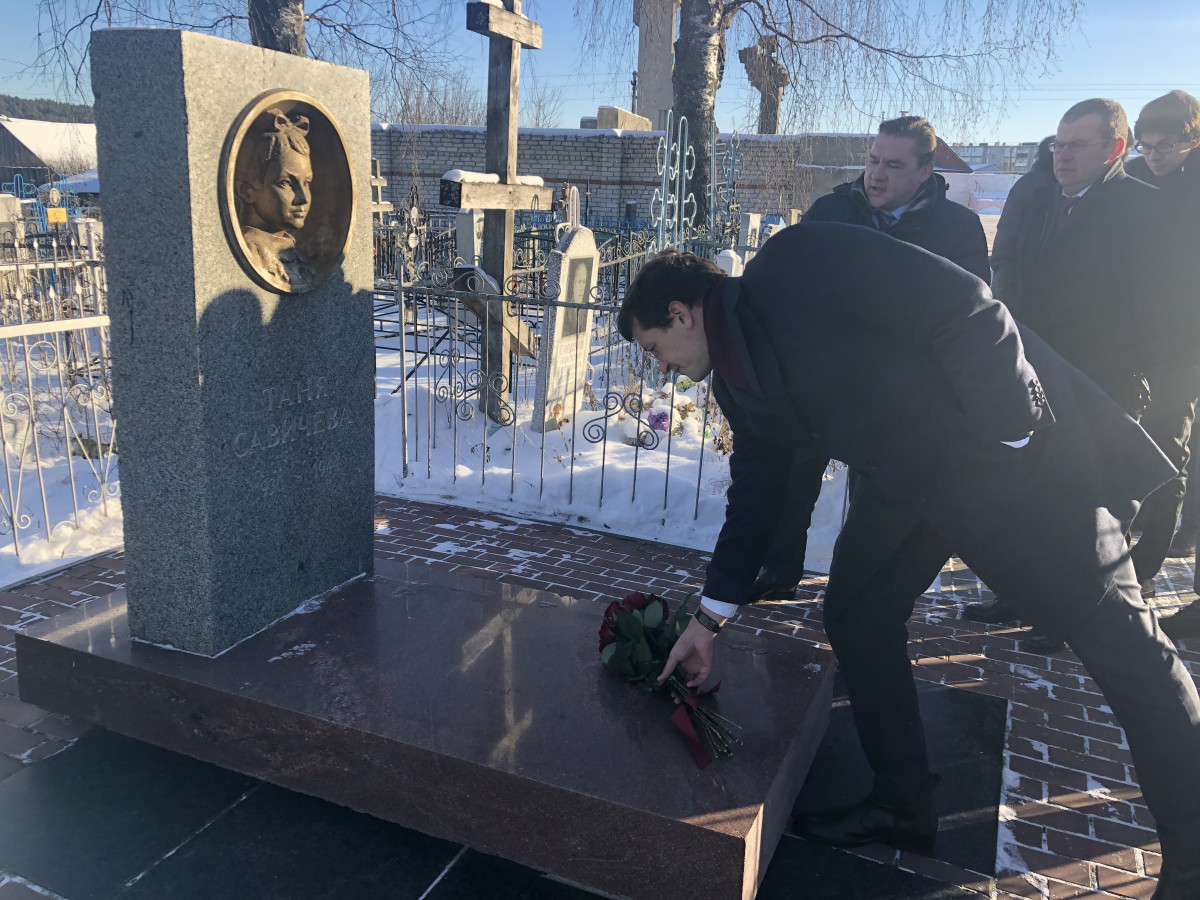 Глеб Никитин возложил цветы к мемориалу и могиле Тани Савичевой в Шатках