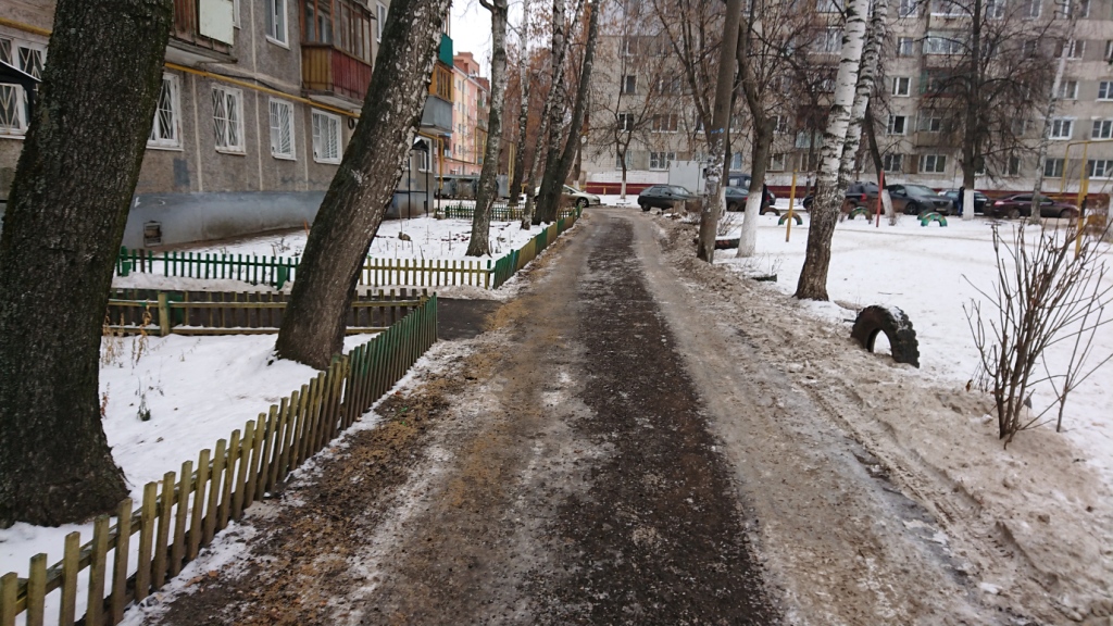 Аварийные дороги на улице Прыгунова в Автозаводском районе отсыпали гранулятом