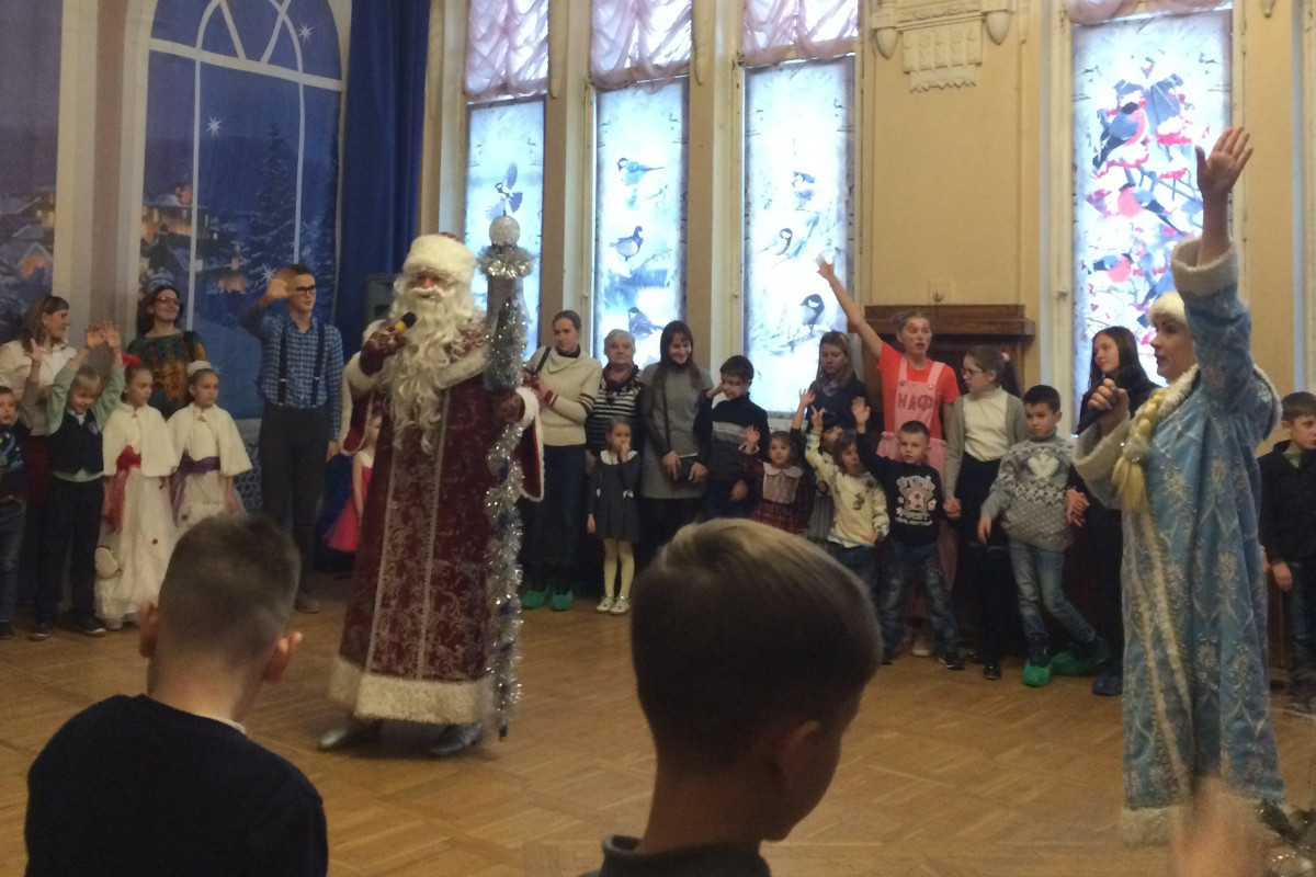 Порядка ста детей пришли на благотворительную елку во Дворец детского творчества им. Чкалова