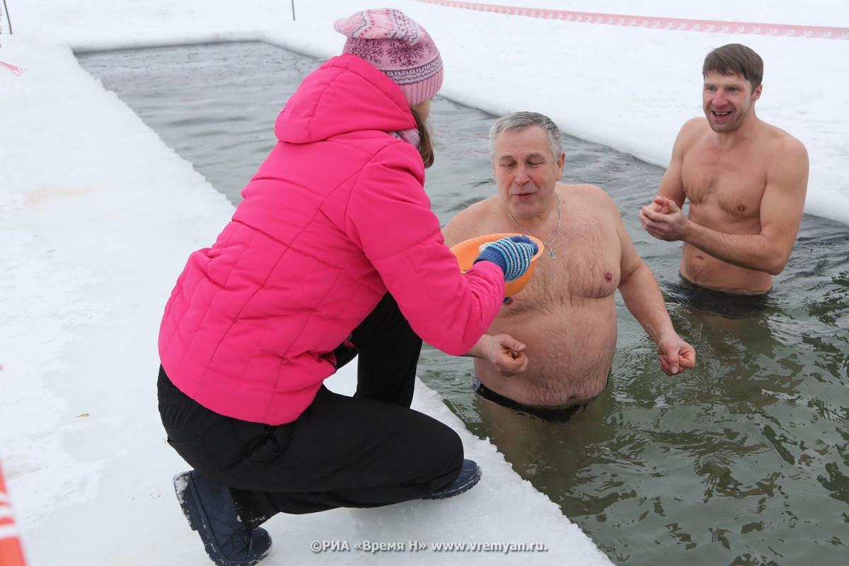 Ни­же­го­род­ские мор­жи устроили про­беж­ку в ку­паль­ни­ках на лы­жах и отведали пельменей в проруби