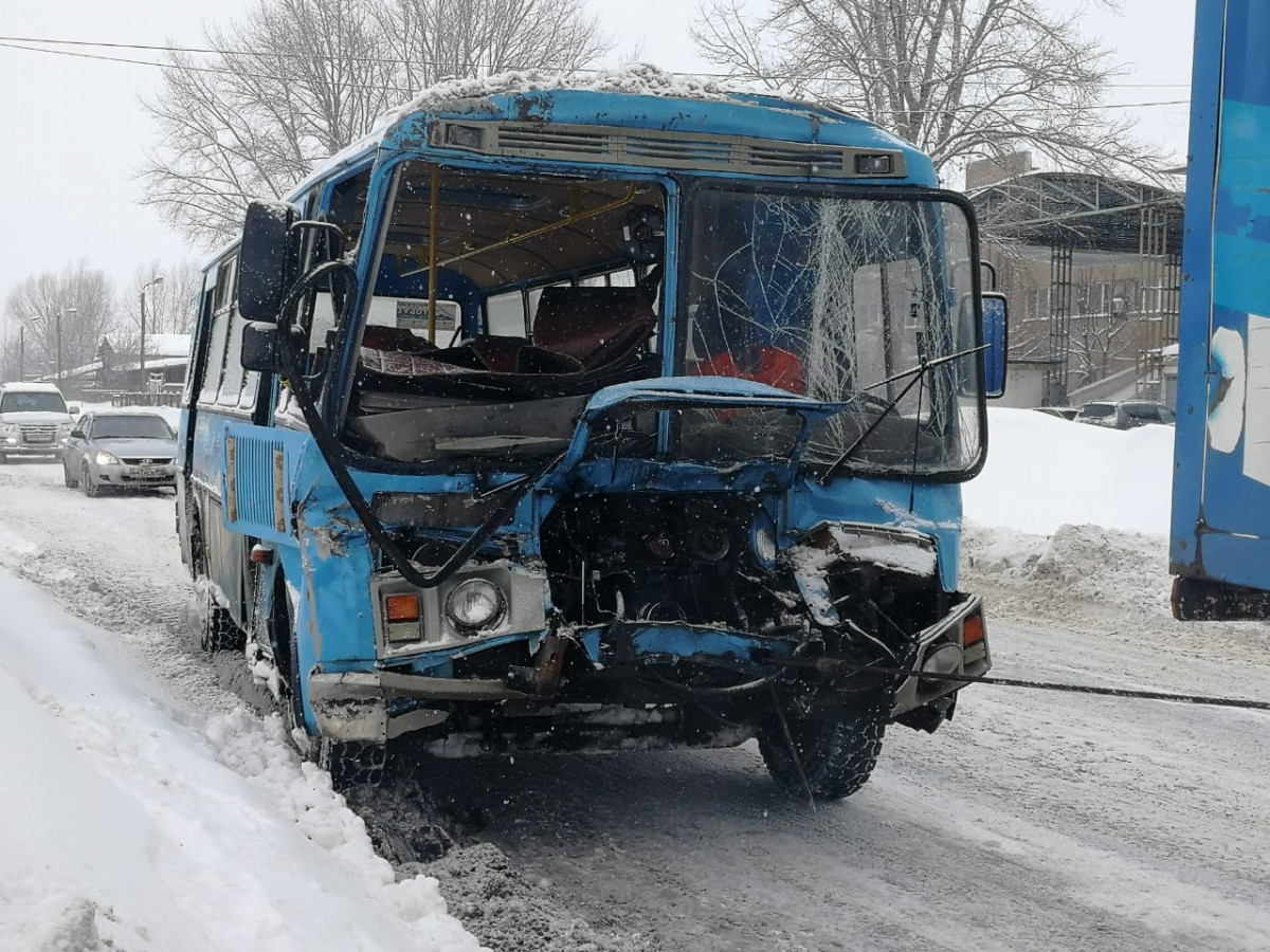 Автобус с пассажирами врезался в грузовик на набережной Гребного канала