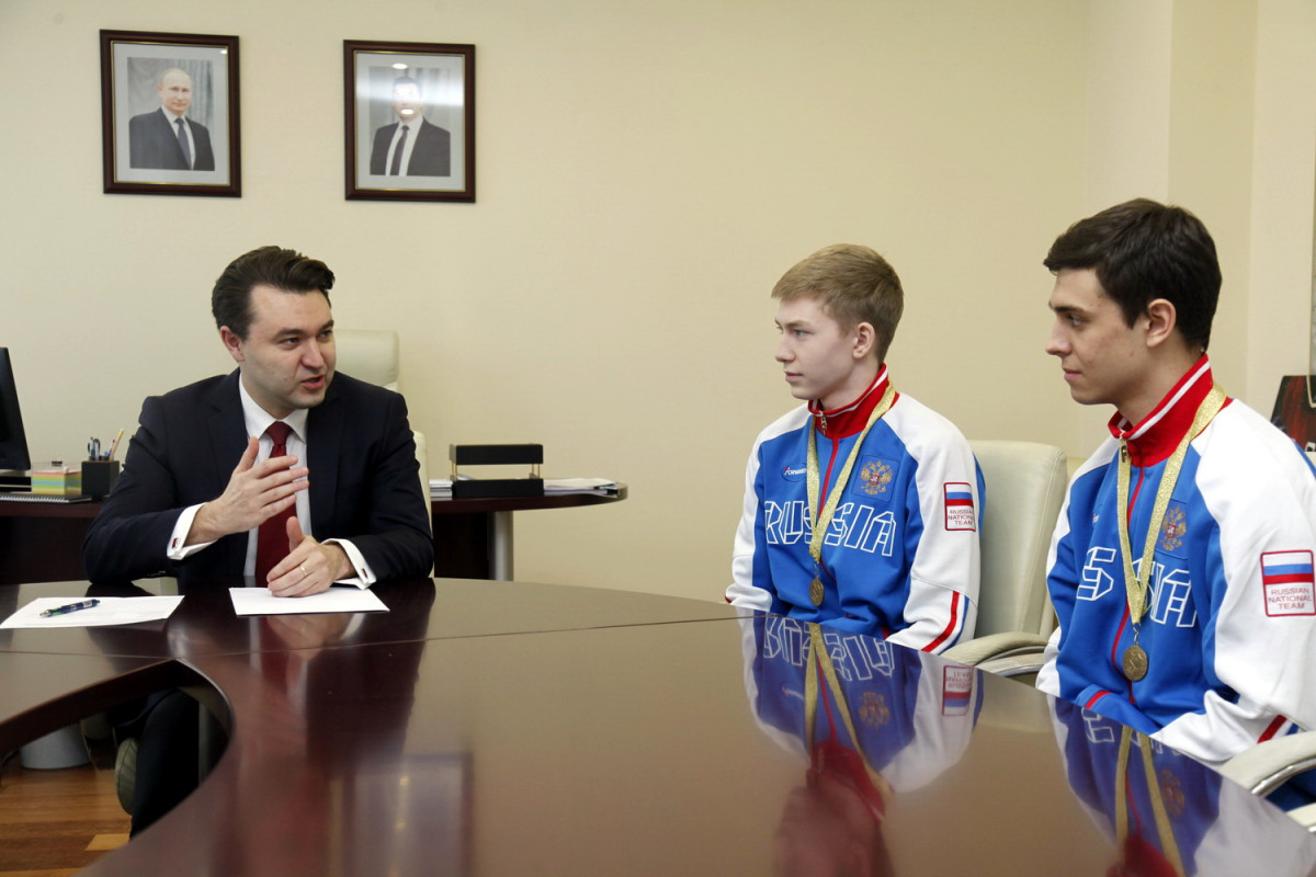 Александр Югов встретился с победителями первенства мира по хоккею с мячом среди юниоров