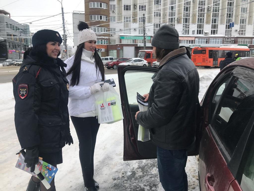 «Женский патруль» поздравил нижегородских водителей с Днем защитника Отечества