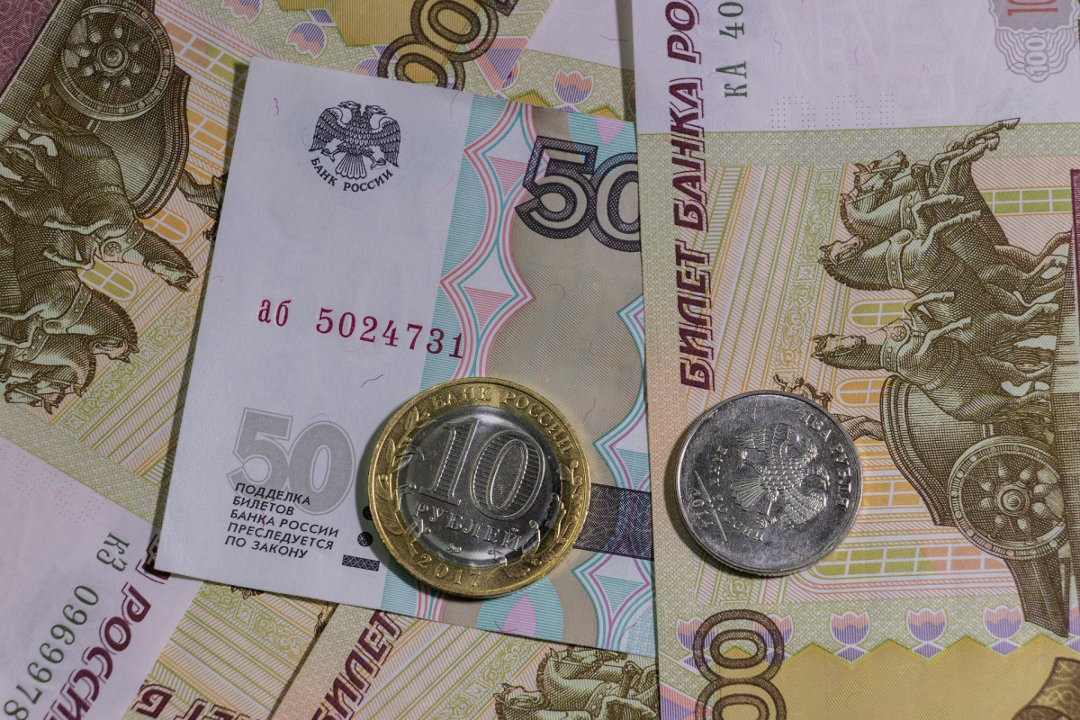 Медведев утвердил индексацию зарплат бюджетников на 4,3%