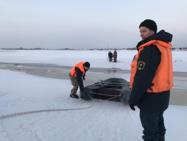 Двое мужчин оказались на оторвавшейся льдине на Бору 1 апреля
