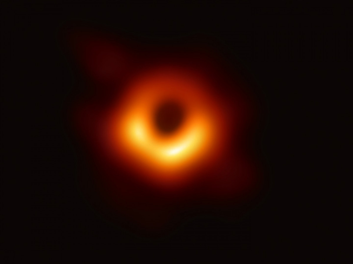 Первое в мире фото черной дыры представили ученые