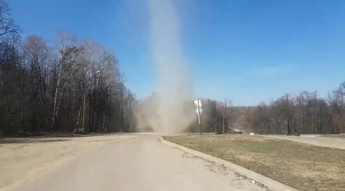 Пыльный смерч засняли в Сарове