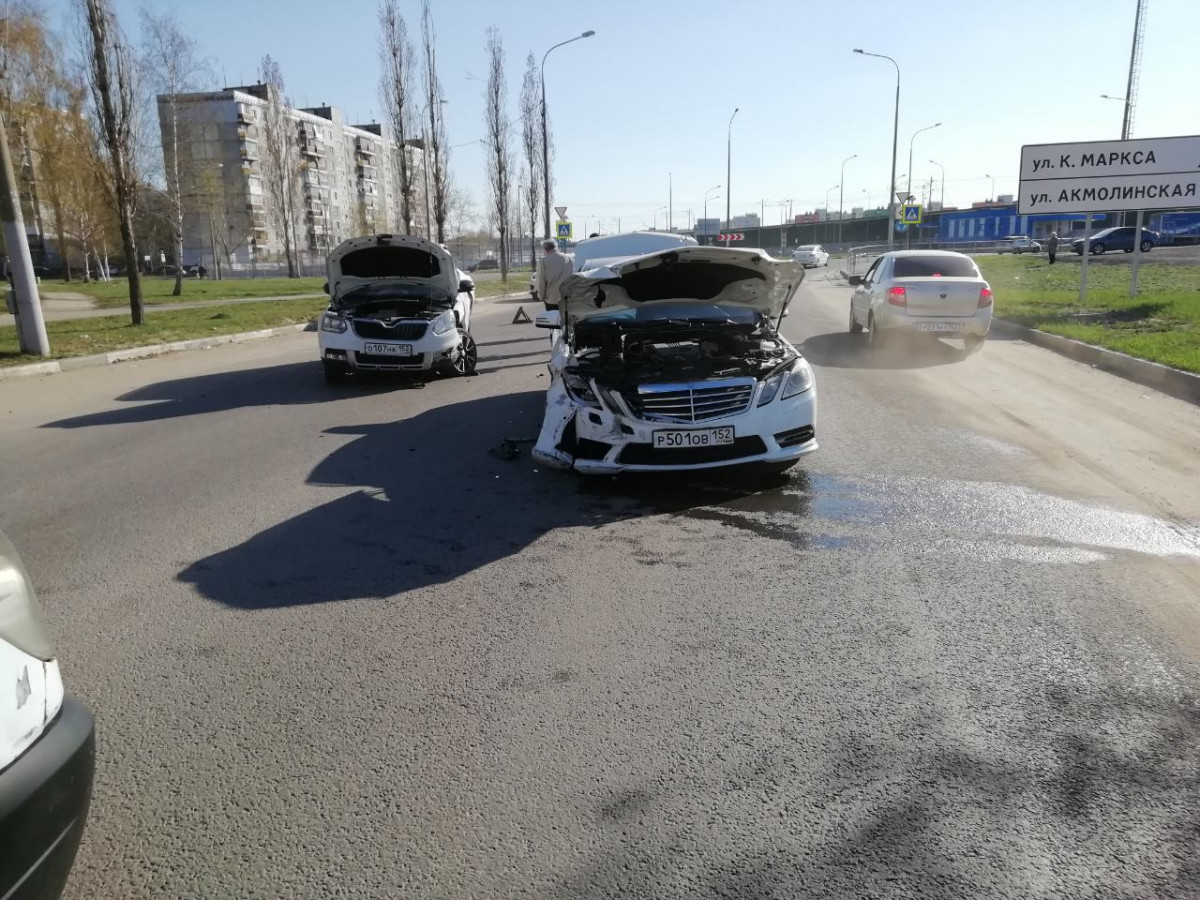 Две иномарки столкнулись на улице Акимова в Нижнем Новгороде