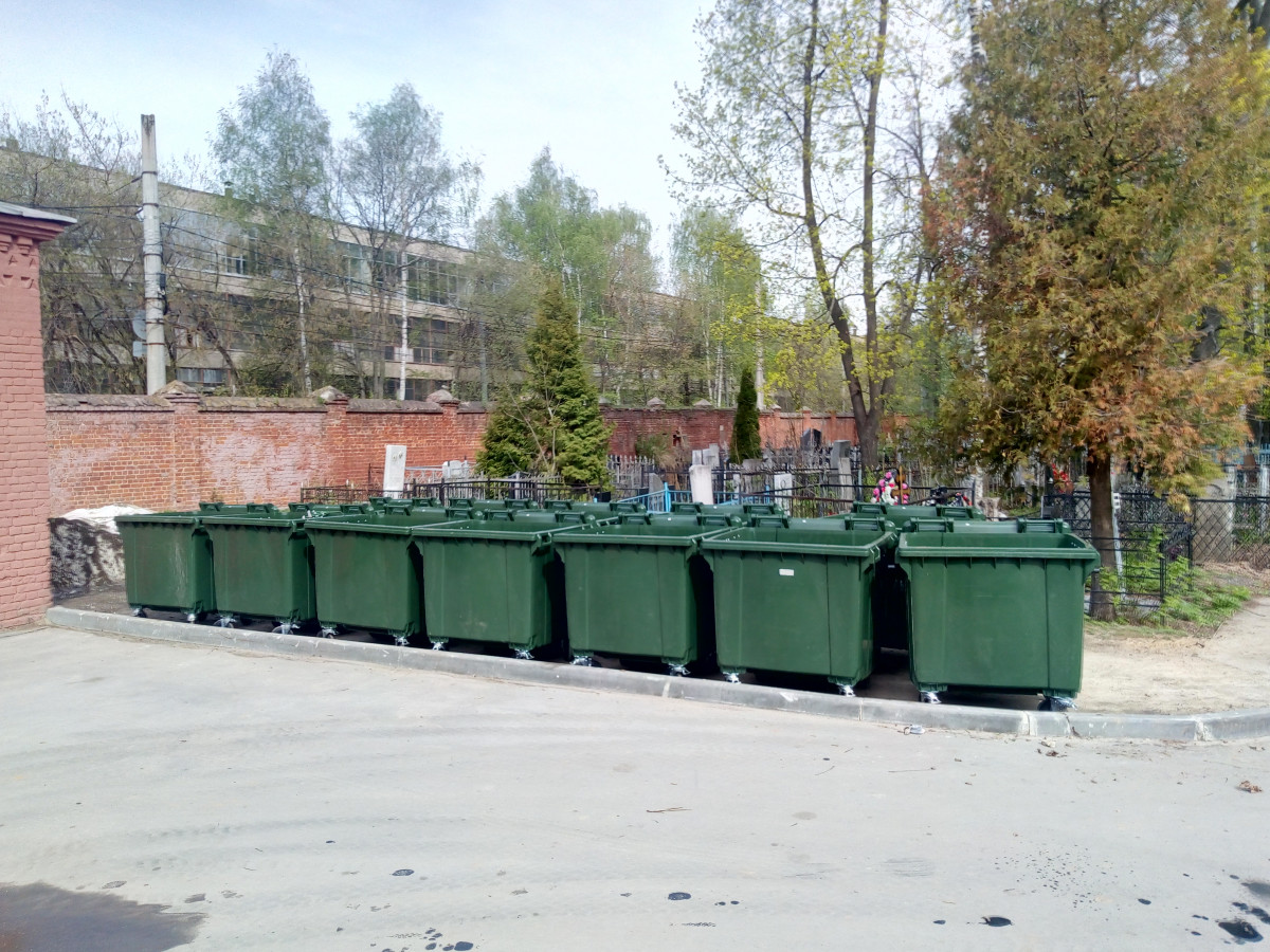 Боее 200 новых мусорных контейнеров установили на нижегородских кладбищах