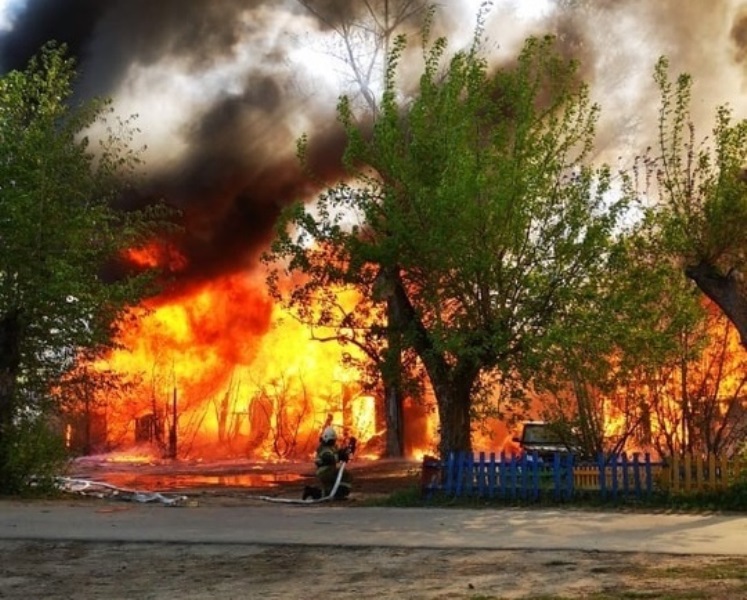 Массив сараев загорелся в Дзержинске днем 8 мая