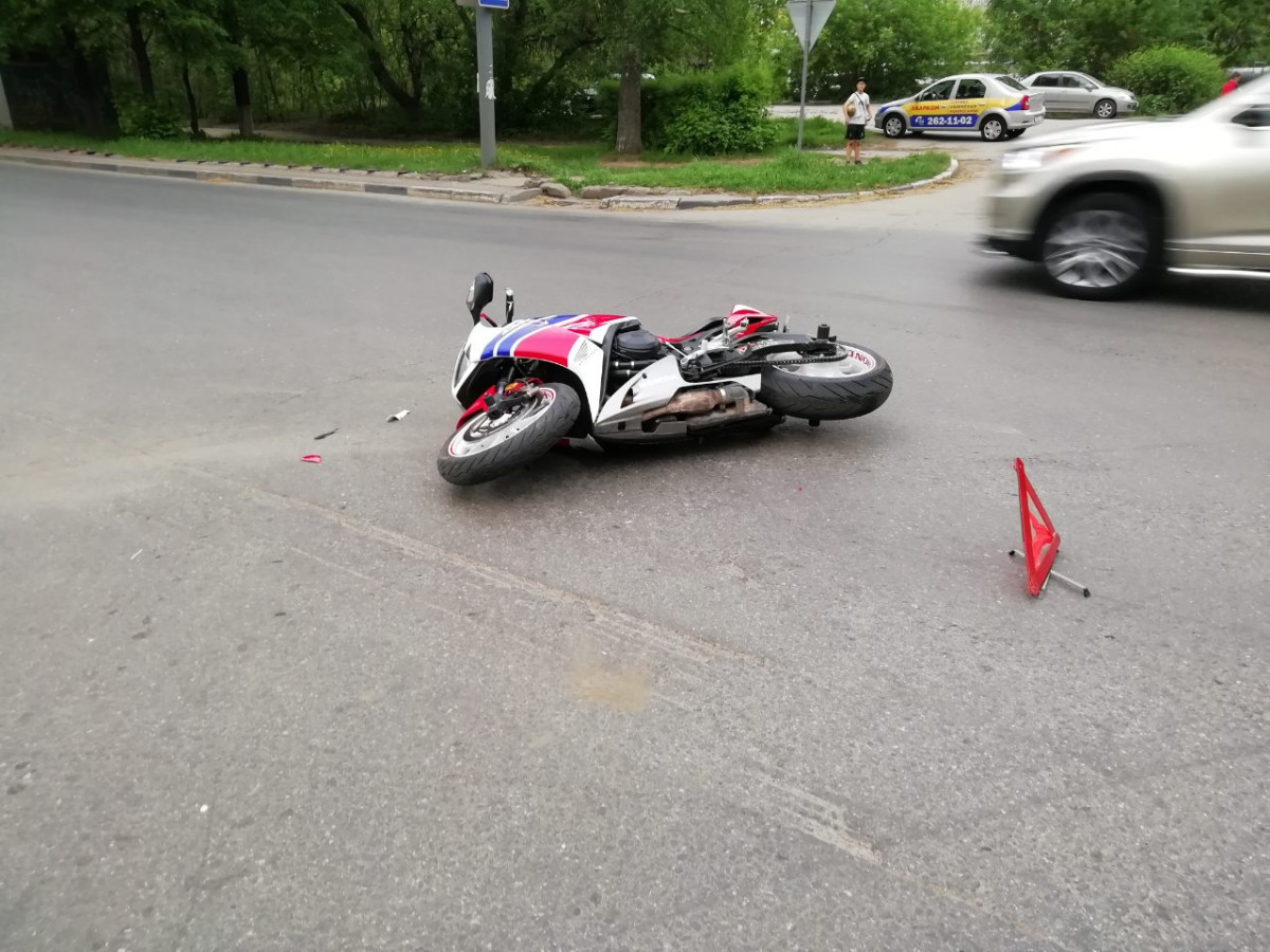 «Шкода Октавиа» и мотоцикл столкнулись на улице 50-летия Победы