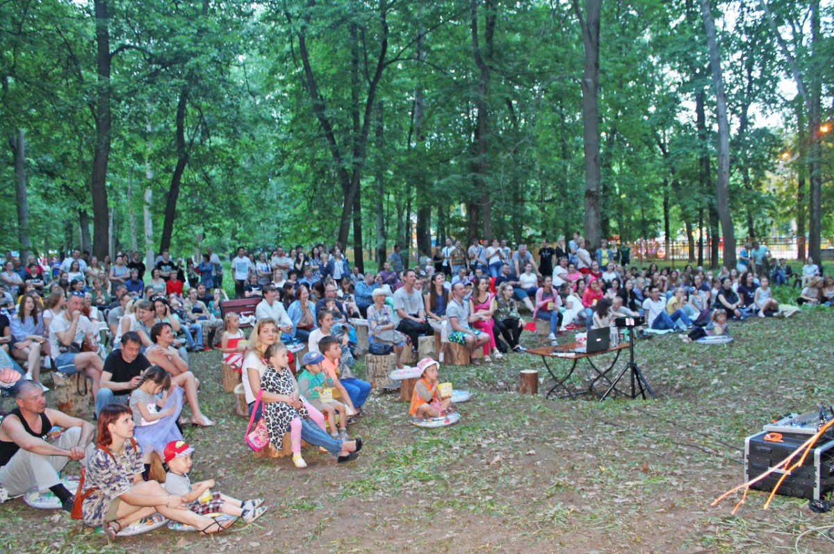 Киносеансы под открытым небом проходят в Автозаводском парке