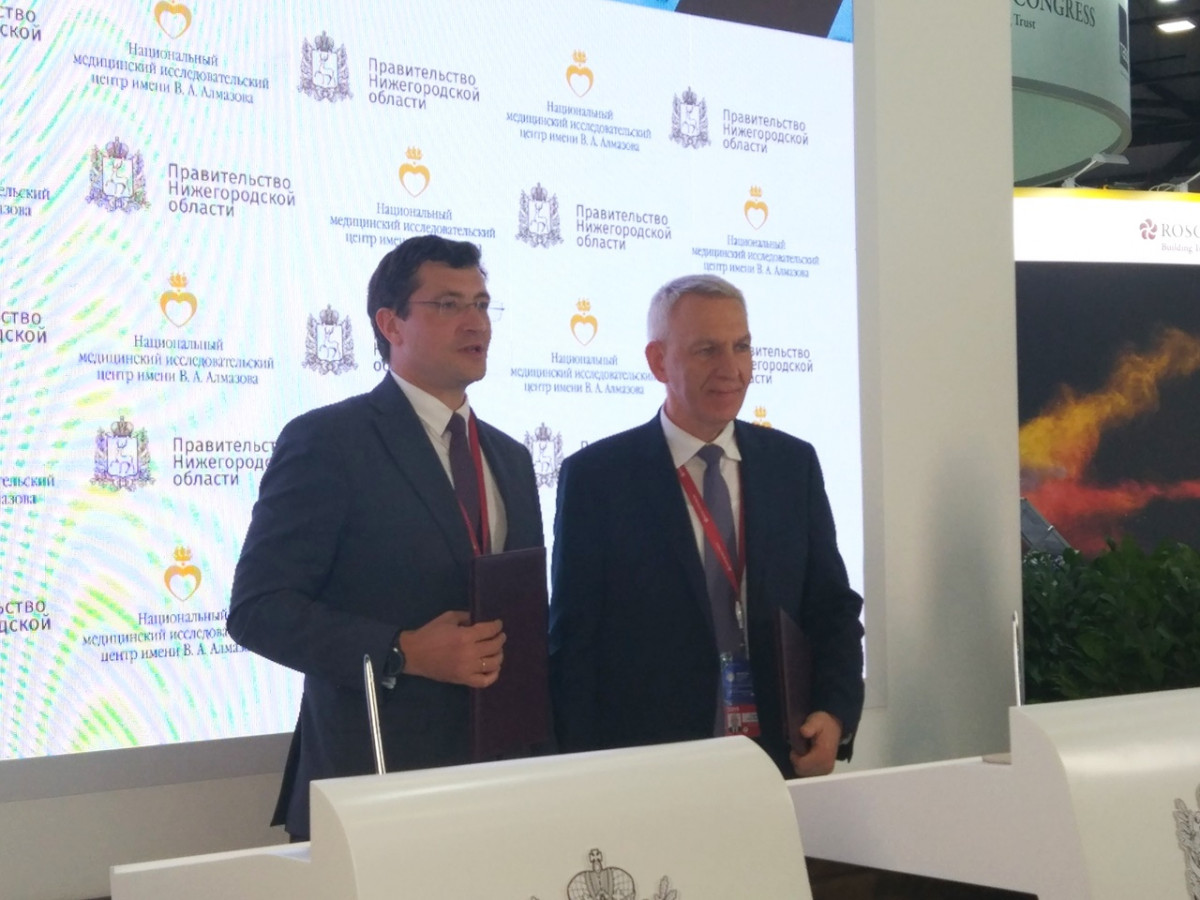 Глеб Никитин подписал соглашение с директором Центра Алмазова Евгением Шляхто