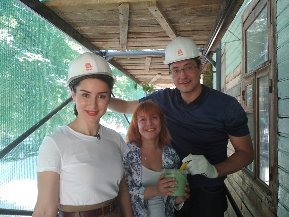 Глеб Никитин и Тина Канделаки покрасили старинный дом в Нижнем Новгороде