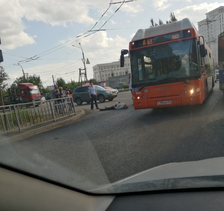 Мужчина погиб под колесами автомобиля в Автозаводском районе