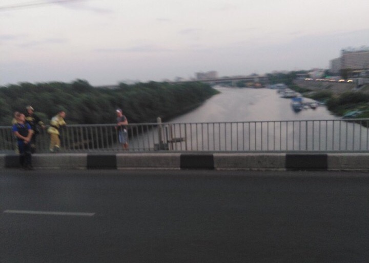 Мужчина повис на перилах Канавинского моста