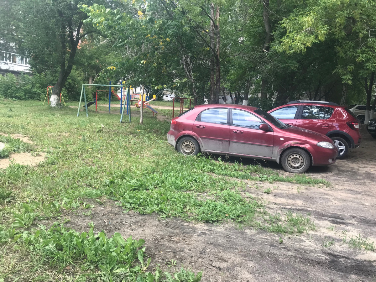 Сразу 25 протоколов за парковку на газонах составили инспекторы в ходе рейда на улице Сурикова