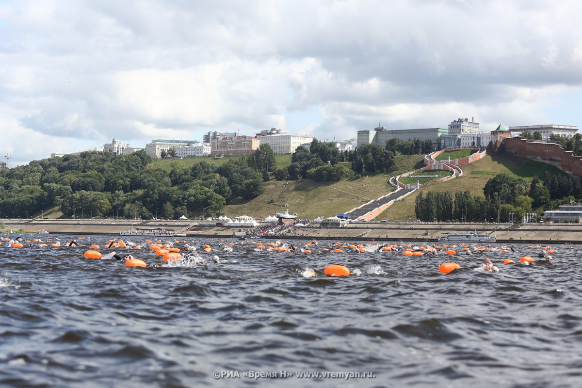 Фоторепортаж: массовый заплыв через Волгу в Нижнем Новгороде