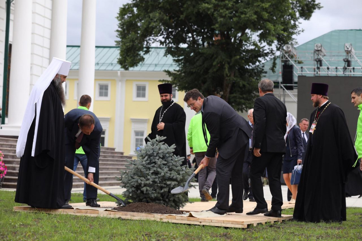 Памятную аллею в честь освящения Успенского собора заложили в Сарове