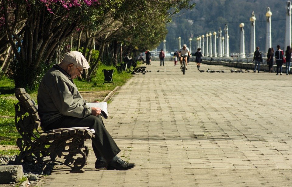 Одиноких российских пенсионеров могут начать отдавать в приемные семьи