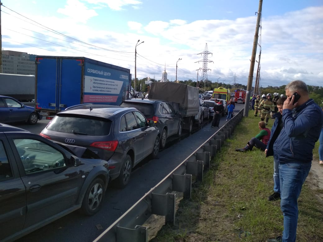 Семь легковушек и грузовик столкнулись на Мызинском мосту