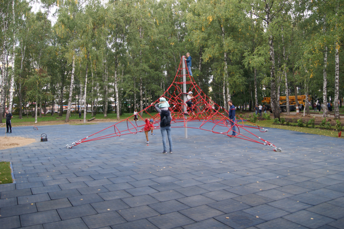 Экспериментальное мягкое покрытие уложили на детской площадке в парке Пушкина