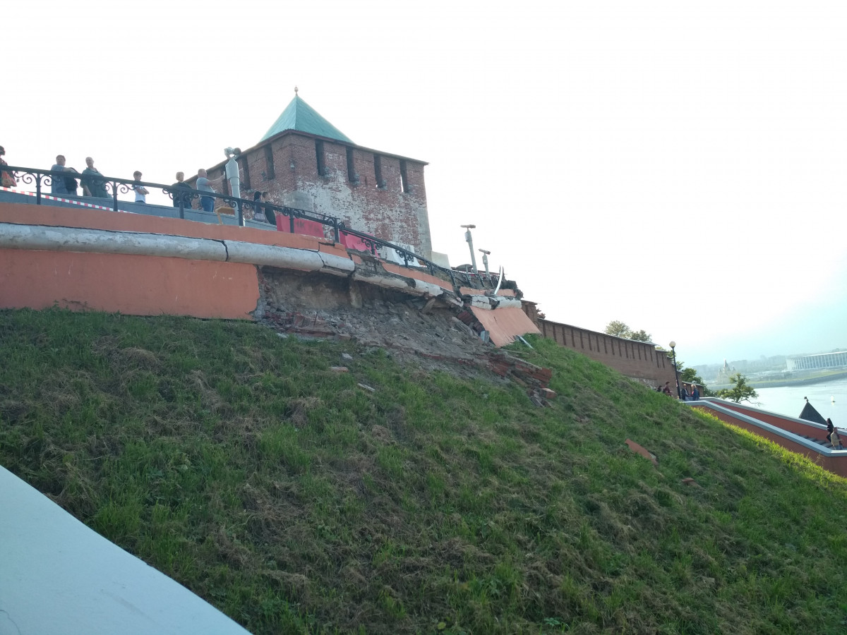 Специалисты работают на месте обрушения фасада Чкаловской лестницы