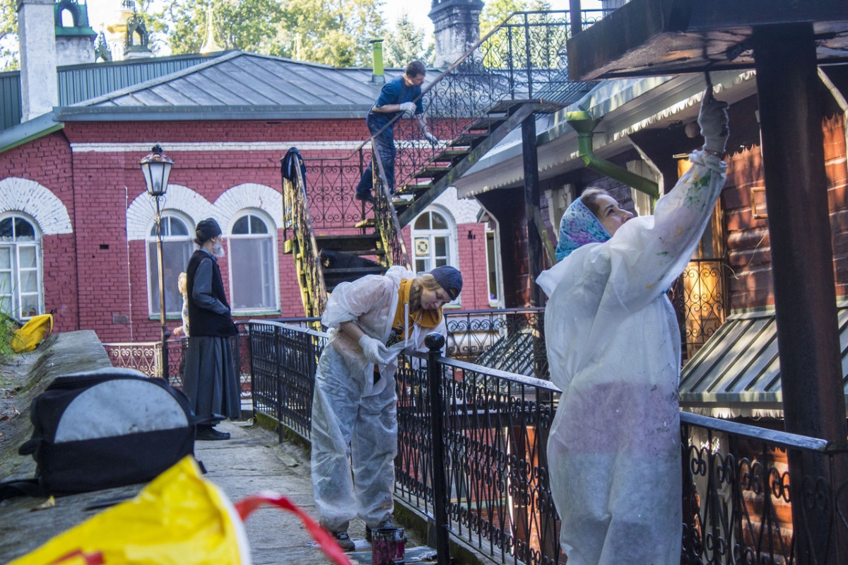 Нижегородские волонтеры благоустроили территорию Псково-Печерского Свято-Успенского монастыря под Псковом