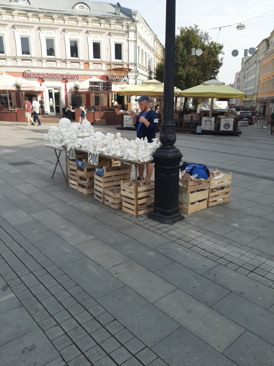 Недобросовестный предприниматель продавал гипсовые скульптуры напротив Нижегородского драмтеатра