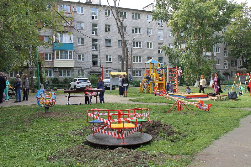 Двенадцать новых детских площадок появилось в Ленинском районе