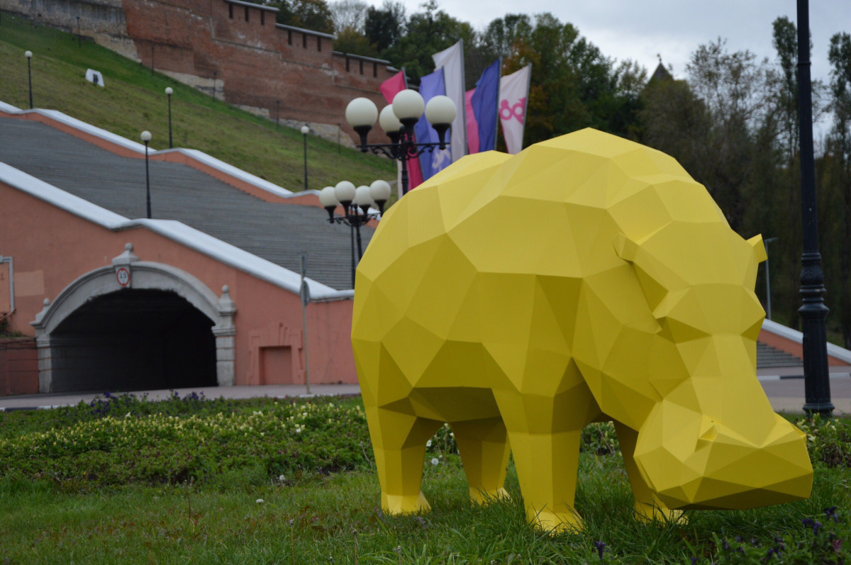 Желтого бегемота выгуливали у подножия Чкаловской лестницы в Нижнем Новгороде