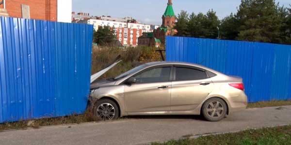 Автоледи врезалась в забор храмового комплекса в Дзержинске