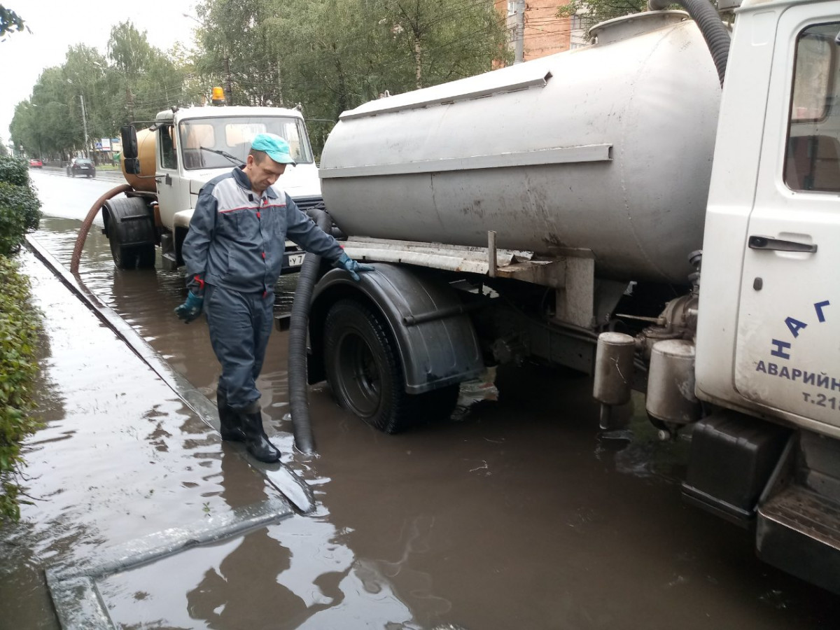Более двух тысяч кубометров воды откачали с затопленных улиц Сормова