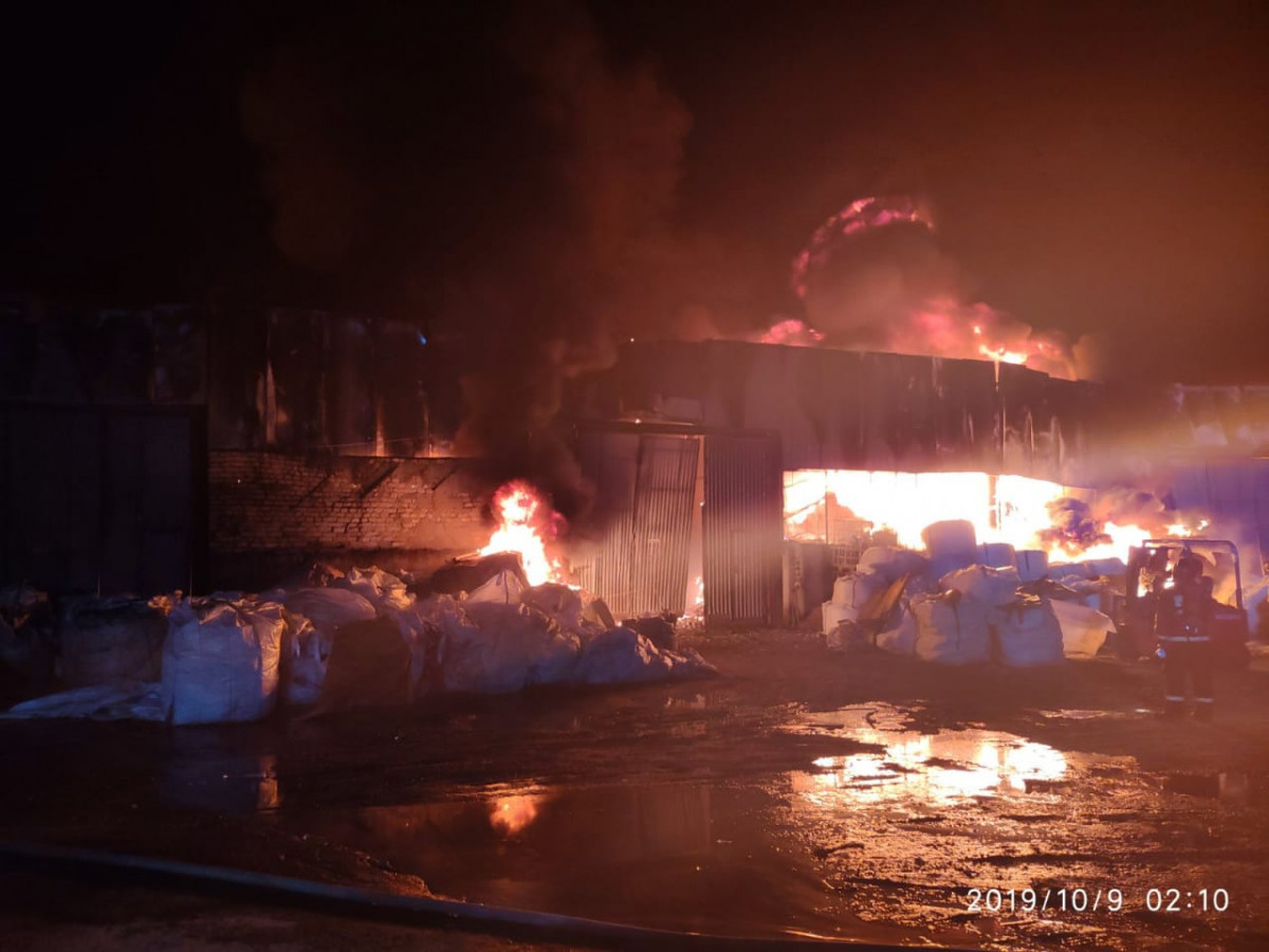Появились фотографии с пожара на складе ПВХ в Нижнем Новгороде