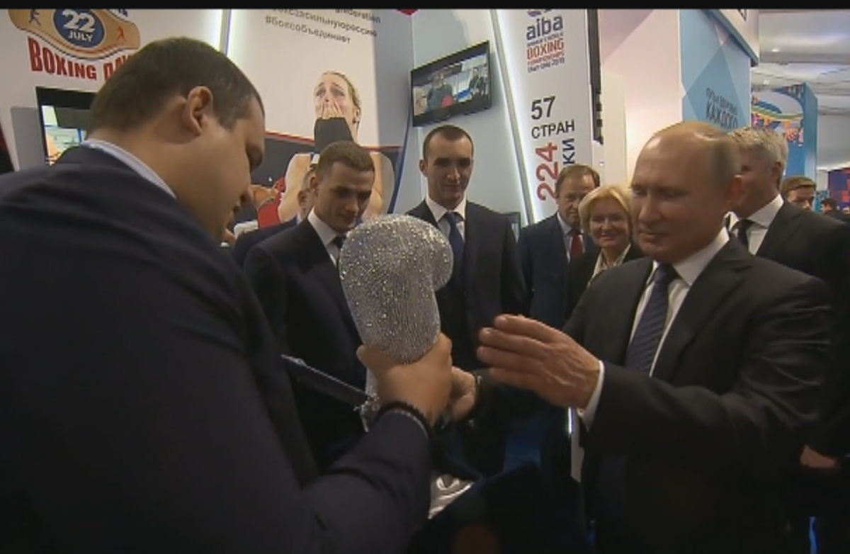 Путину подарили в Нижнем Новгороде боксерскую перчатку