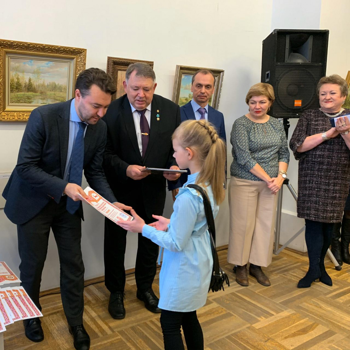 Выставка победителей конкурса детского рисунка «Пейзажи родного края» открылась в НГВК