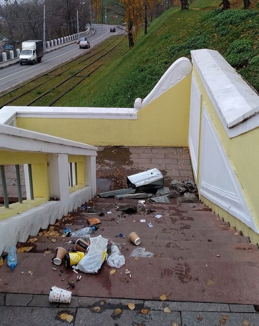 Театральную лестницу на Зеленском съезде завалили мусором