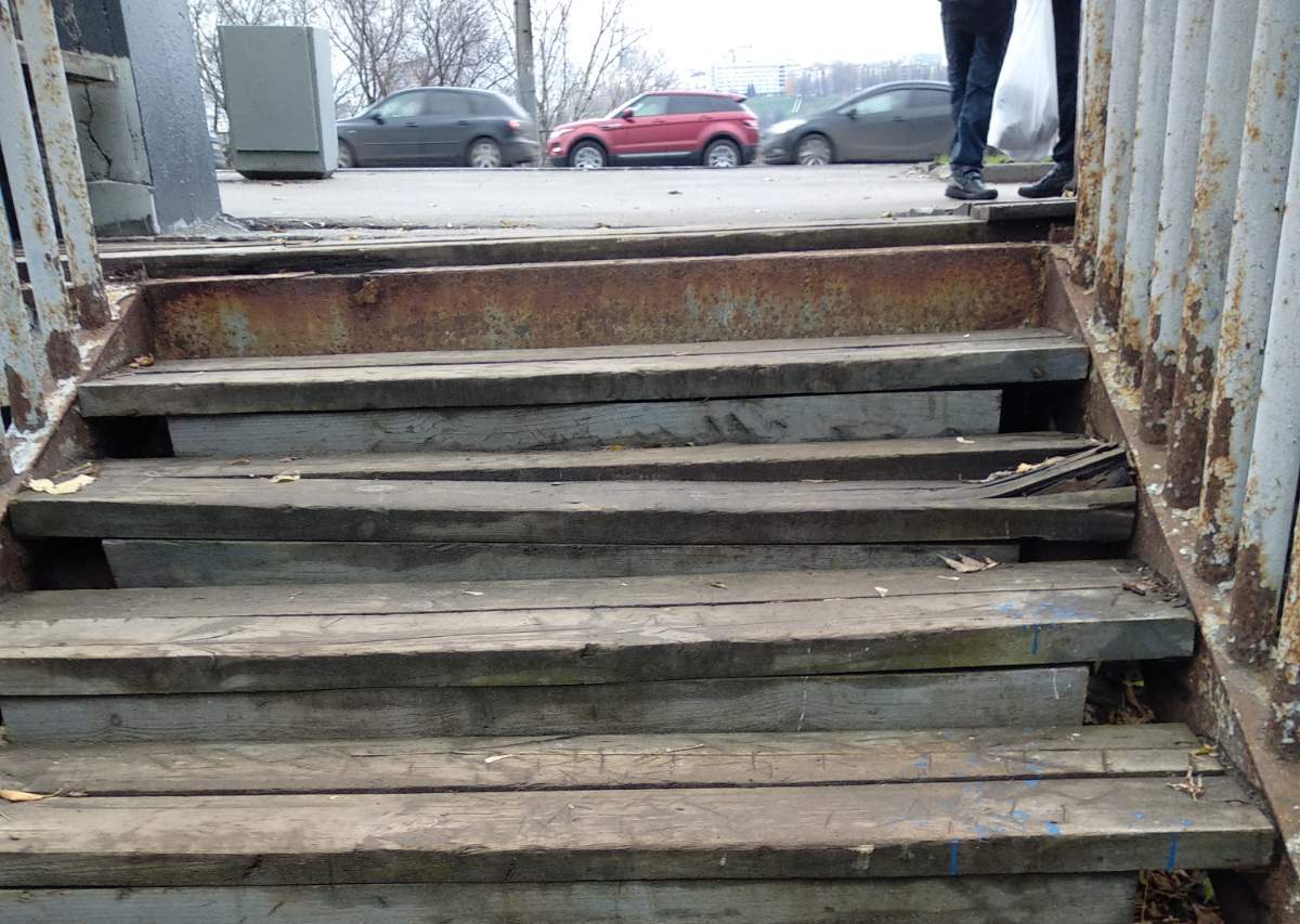 Жители жалуются на состояние лестницы возле Нижегородской ярмарки