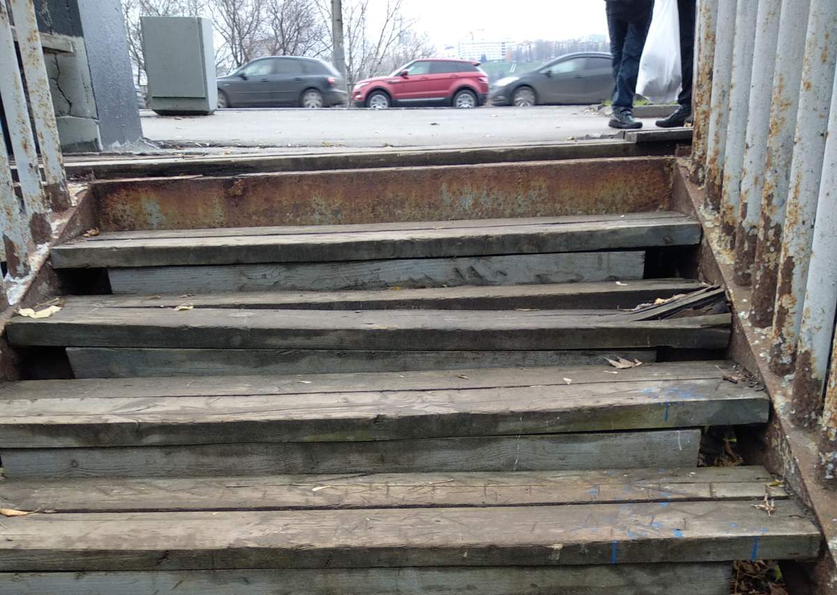 Жители жалуются на состояние деревянной лестницы возле Нижегородской ярмарки