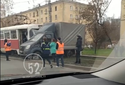 «Газель» и трамвай столкнулись в Сормове